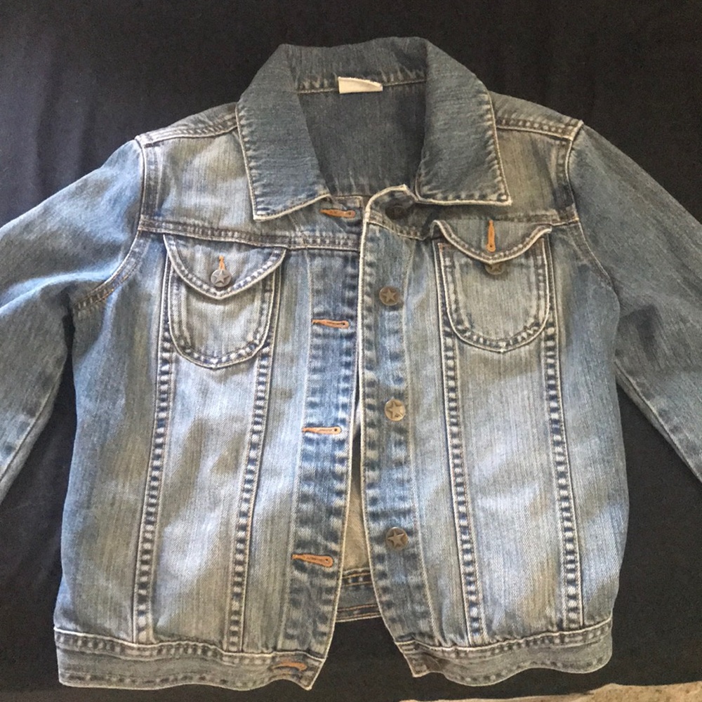 Jean Jacket. Converse.